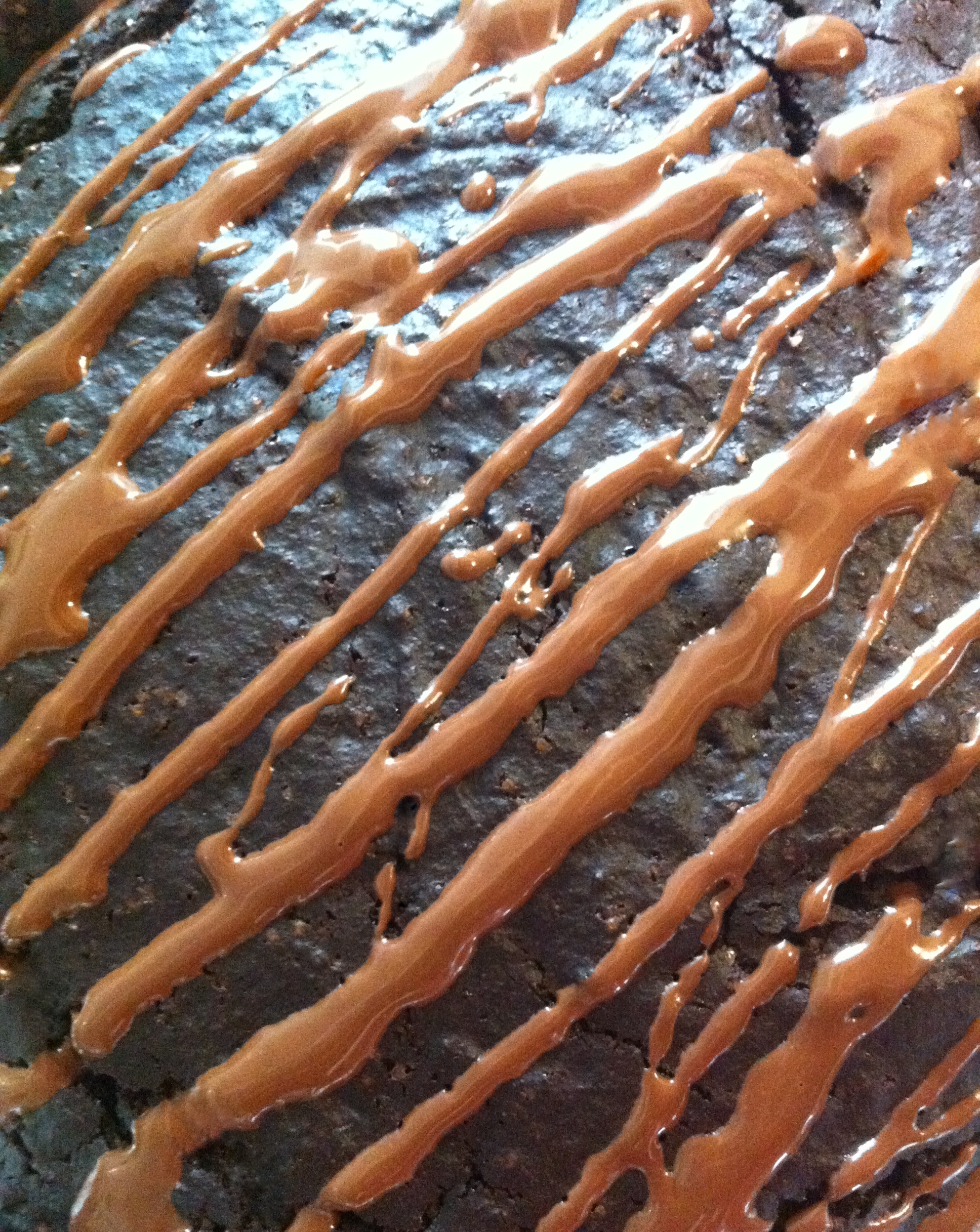 עוגת שוקולד אגדית עם קישוטי לוטוס וחמאת בוטנים 1 - מתכונים טבעוניים השוחטת הטבעונית יעלי שוחט