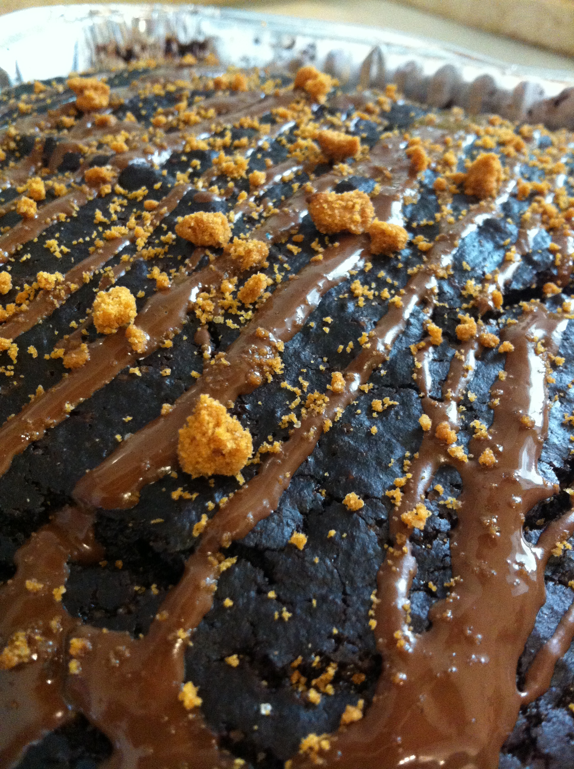 עוגת שוקולד אגדית עם קישוטי לוטוס וחמאת בוטנים 2 - מתכונים טבעוניים השוחטת הטבעונית יעלי שוחט